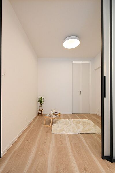 優しい木目調のフローリングが心地よい空間を演出。落ち着いた色合いで、趣味の部屋や書斎にもおすすめです。