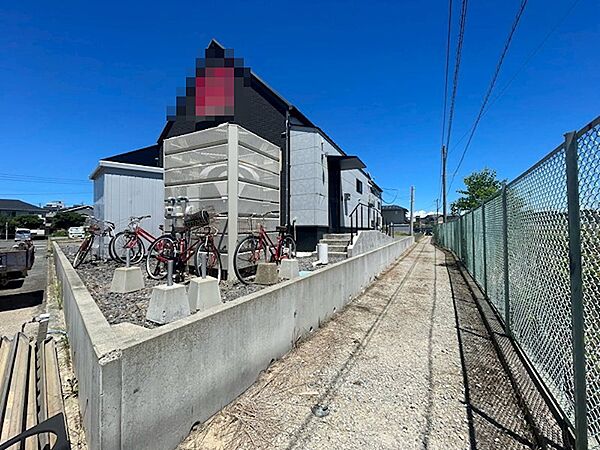 自転車が並ぶスタイリッシュな建物の外観。開放的な空間で、晴れた日の散策にも適したロケーションです。