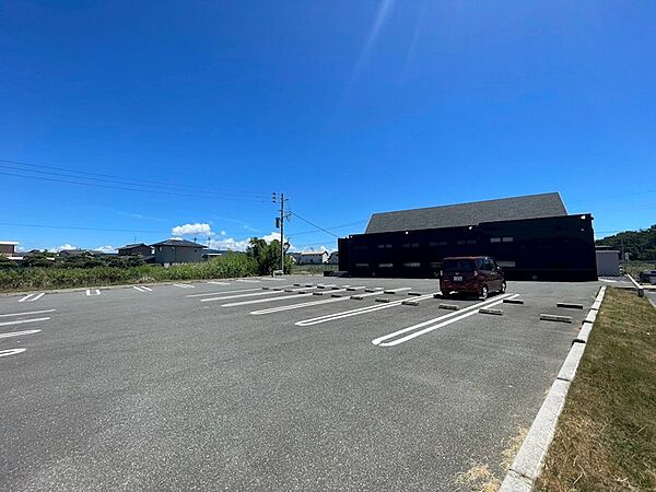 広々とした駐車場を完備。晴れた日には青空の下で、快適な駐車スペースをご利用いただけます。