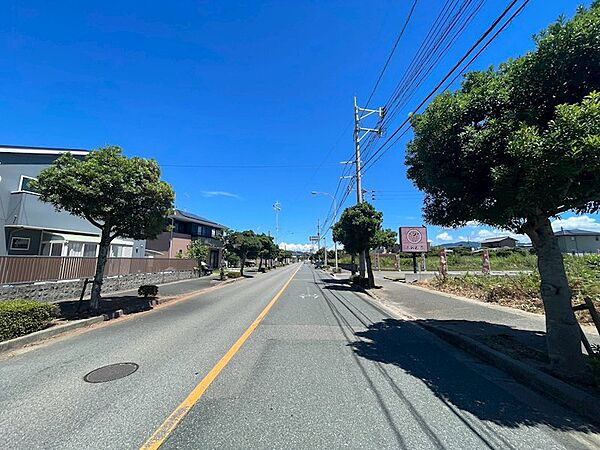 青空が広がる開放的な住環境。通り沿いには戸建て住宅が並び、ゆったりとした時間が流れるエリアです。
