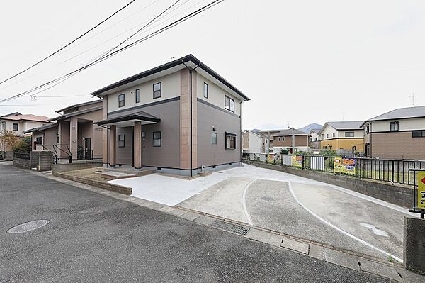 閑静な住宅街に佇む、新築2階建ての住まい。カースペースが広く、来客時も駐車に困りません。明るく開放的な暮らしが叶います。