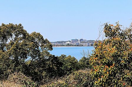 青い海と空が広がる開放的な眺望。遠くに見える街並みが、穏やかな水面に彩りを添えます。自然と都市が調和した景色を日常に。
