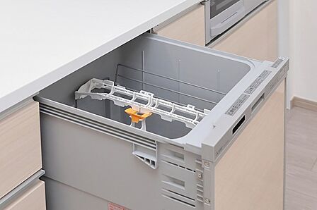 ビルトイン食洗機は、手洗いの手間を省き、時間を有効活用できます。キッチンをすっきりと保ち、家事をサポートする設備です。