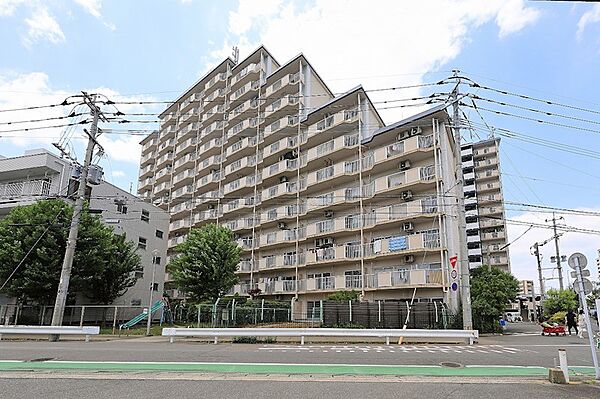 穏やかな空の下、開放感のある広々とした敷地に佇むマンション。毎日の暮らしを快適にする住環境です。