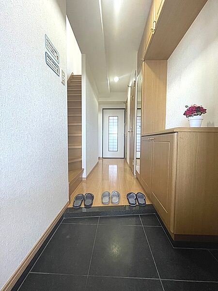 明るい玄関は、家族を温かく迎え入れ、来客にも好印象を与えます。充実した収納で、いつもすっきり片付いた空間を保てます。