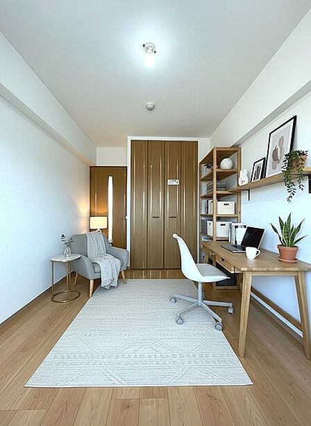 書斎や趣味の部屋としても活用できる居室。テレワークにも対応できるデスクと収納棚があり、壁面収納も備え付けています。※家具はCGです。