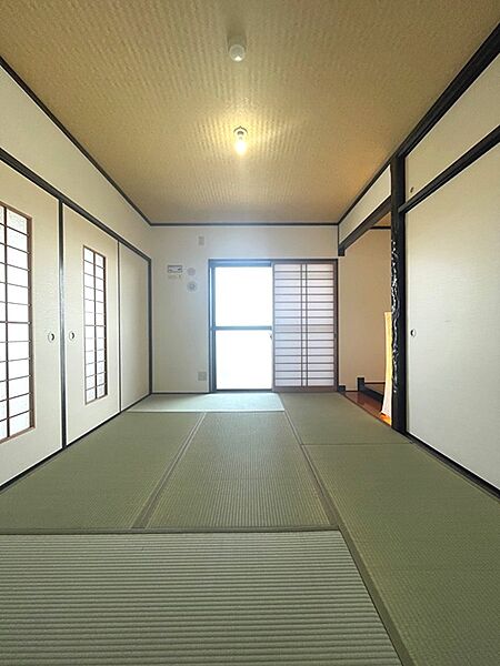陽光が差し込む和室は、落ち着いた時間を過ごすのに最適です。畳の香りに包まれて、ゆったりとおくつろぎいただけます。