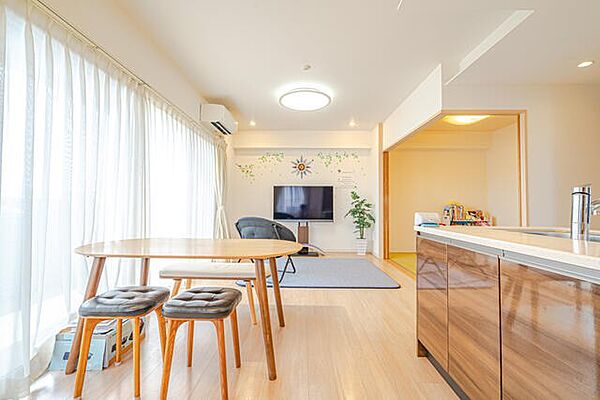 明るい陽光が差し込むリビングダイニングは、家族との食事や団らんの時間を豊かに彩ります。対面式キッチンから会話も弾みます。