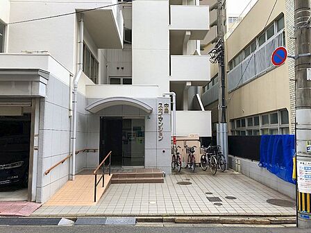 エントランスにはスロープと手すりが設置されており、スムーズに出入りできます。駐輪スペースも確保され、快適な暮らしをサポートします。