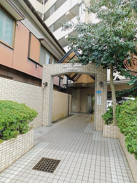 緑が配されたアプローチが、住まいの表情を豊かにします。住む人を優しく迎え入れるエントランスです。