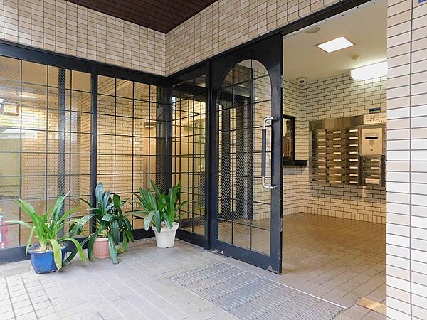 落ち着いたベージュのタイルとグリーンが調和し、住まいの顔であるエントランスに安らぎをもたらします。