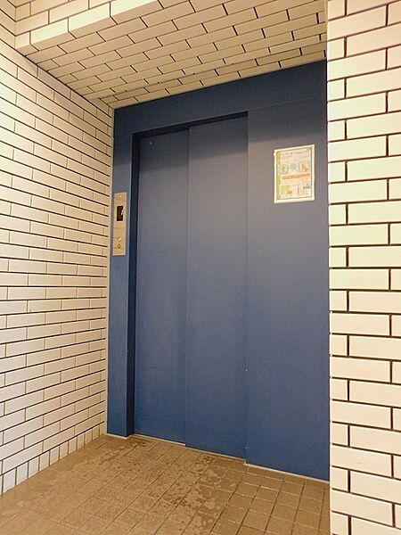 白いタイル張りの壁に囲まれた、清潔感のあるエレベーターホールです。移動もスムーズな快適な共用部です。