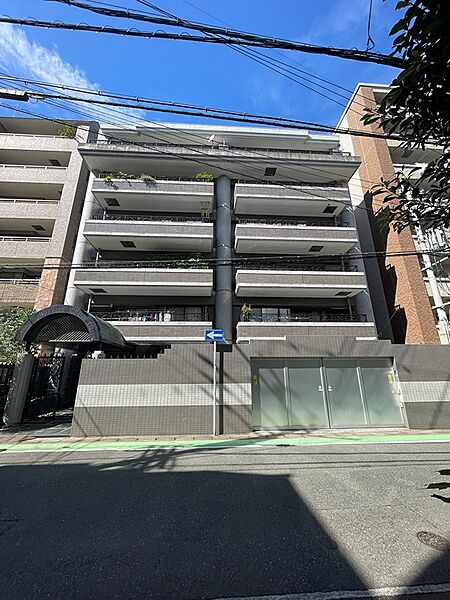 陽光が降り注ぐバルコニーが印象的なマンション。都市の利便性を享受しながら、落ち着いた暮らしを実現できます。