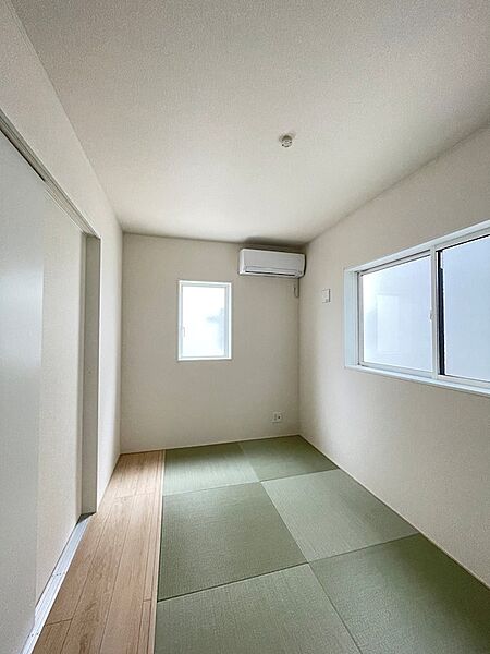 和室とフローリングの融合空間。用途に合わせて使い分けできる、暮らしに馴染む一室です。エアコン付きで一年中快適に過ごせます。