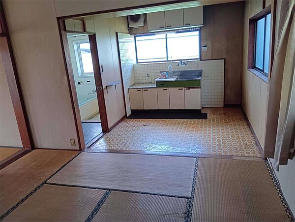 キッチンや洗面所、浴室などの水回りが集約された効率的な家事動線です