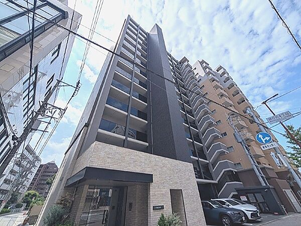 洗練された外観が目を引くマンション。都市生活に馴染む、スタイリッシュなデザインが魅力です。