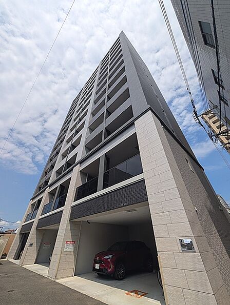 都市の空に映える、洗練されたお住まいです。
