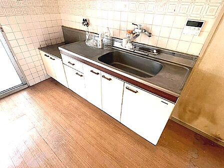 使い勝手の良い壁付けキッチン。調理スペースが広く、料理がはかどります。窓からの光が明るく、日中の調理も快適です。