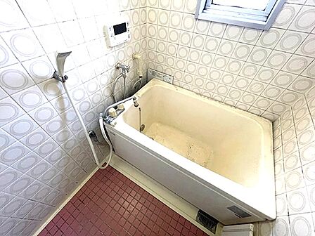 コンパクトながらも機能的な浴室です。窓があり、自然光を取り入れつつ換気も可能です。日々の疲れを癒すバスタイムをお過ごしください。