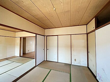 趣のある和室は、落ち着いた空間を演出します。障子を開放すれば隣室と繋がり、広々とした空間に。木目調の天井が温かみを添えます。