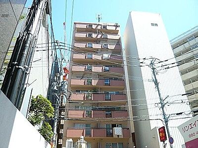 外観：閑静な住宅街に佇むマンション。隣接する建物との間隔が広く、開放感があります。都市生活を快適に過ごせる立地です。