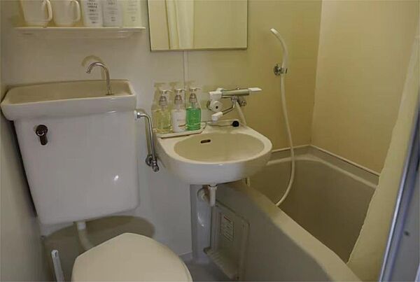 トイレと浴室が一体となったユニットバスです。コンパクトな空間に洗面台も備え付けられており、効率的に利用できます。日々のお手入れも簡単です。