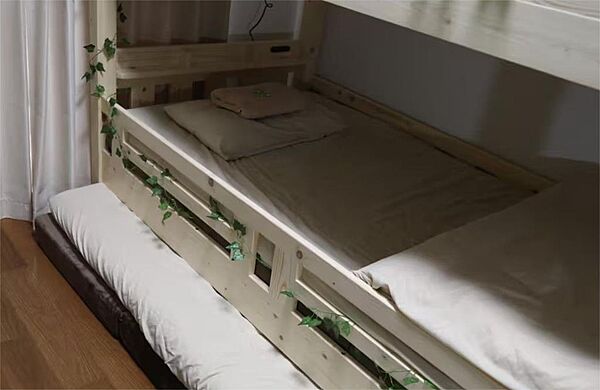 木の温もりを感じる二段ベッドのあるお部屋。可愛らしいリーフの装飾が、安らぎの空間を演出します。