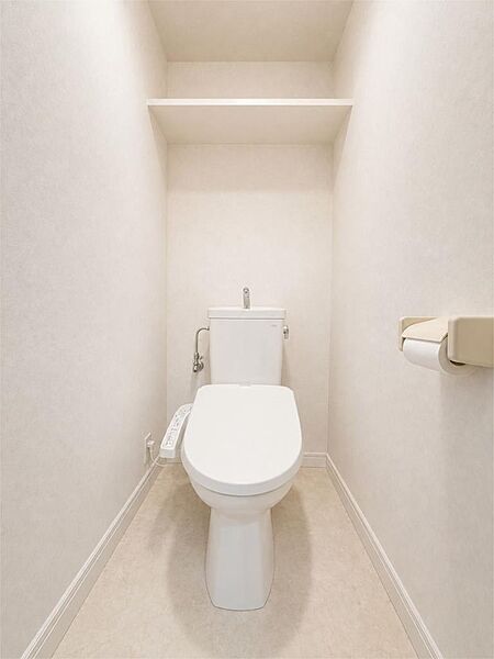清潔感のあるトイレは、日々の暮らしを快適にします。上部の棚は、お掃除用品や小物収納に便利です。