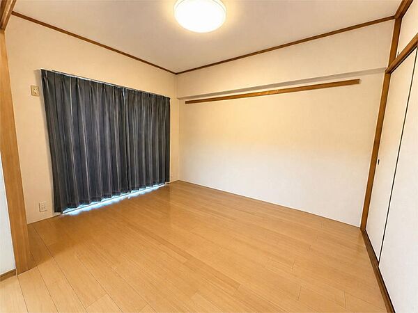 洋室には収納があり、お部屋をすっきりと保てます。落ち着いた色合いのフローリングが、どのような家具にも馴染みます。