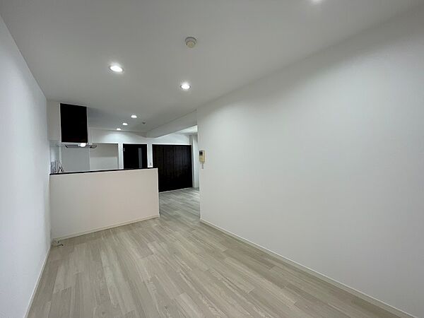白を基調とした内装が、空間を明るく広々と見せてくれます。お好みの家具を配置して、理想の住まいを叶えませんか。