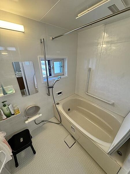 浴室には窓付きで使用後の換気も良好です