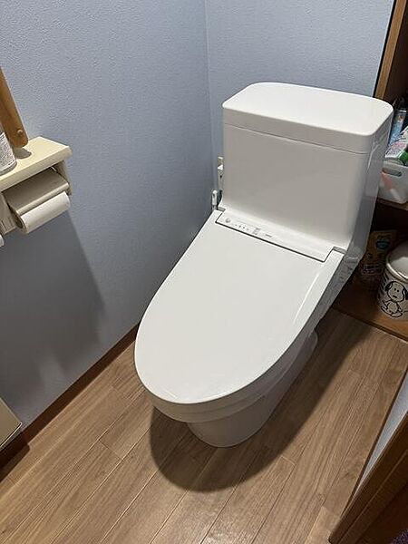 清潔感のあるホワイトカラーで統一されたトイレ。温水洗浄機能付きで、毎日を快適に過ごせます。