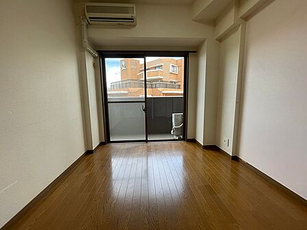 日差しが差し込む明るい室内。バルコニーでリラックスタイムも楽しめます。シンプルな空間で、お好みの家具を配置しやすい間取りです。