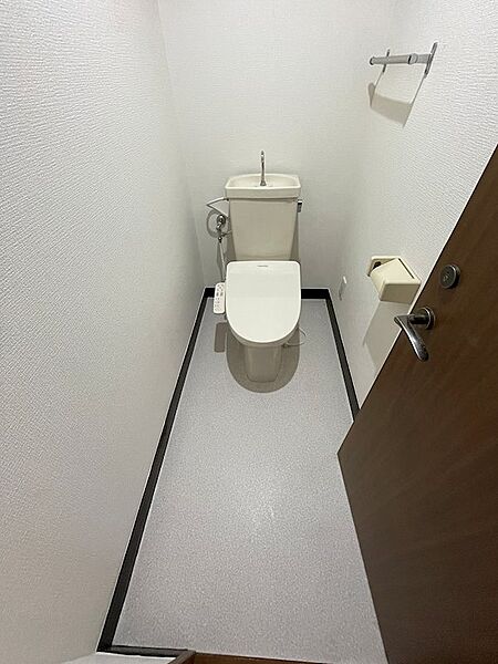 清潔感のある壁と床で、快適にお使いいただけるトイレ空間です。温水洗浄便座と手洗い器も完備しています。