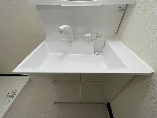 清潔感あふれる洗面台で、気持ちの良い朝を迎えませんか。シンプルなデザインは、どんなインテリアにも馴染みます。収納も充実しており、洗面周りをすっきりと保てます。