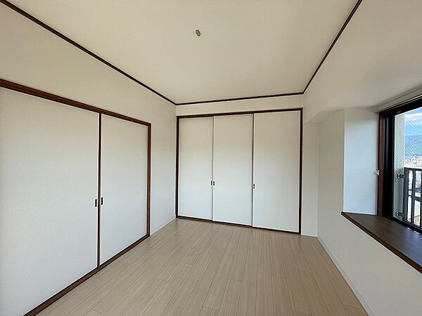 明るい室内は、収納が豊富で居室を広く使えます。窓から見える景色が日常に彩りを添えます。