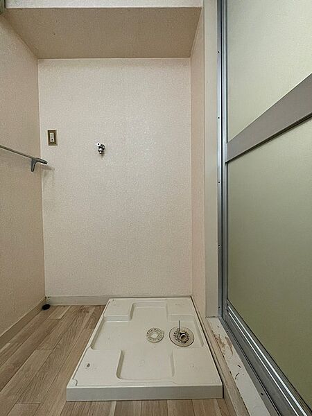 洗濯機置き場は、防水パンが設置されており、万が一の水漏れ時も安心です。日々の暮らしをサポートする設備が整っています。