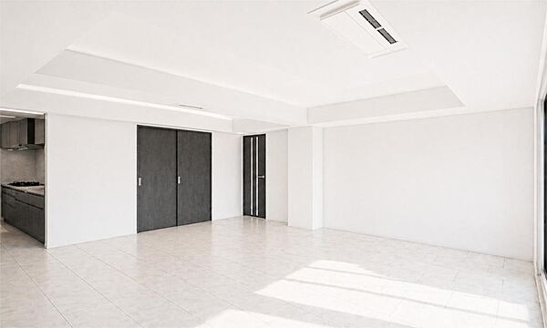 白を基調とした内装で開放感のあるリビング。窓から差し込む光が、明るく居心地の良い空間を演出します。