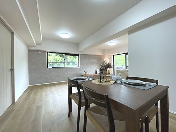 【リビングLDK・18.8帖】壁クロスやフローリング、建具まで全てリフォームされており、室内は新築同様の美しさです。※家具は付いてきません。