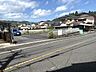 その他：前面道路に接道しており、開放感のある現地です。車でのアクセスもスムーズで、お出かけが快適になります。