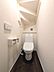 トイレ：ダークブラウンの床がアクセントになった清潔感あるトイレ空間。温水洗浄便座で快適にご利用いただけます。
