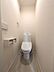 トイレ：清潔感のあるトイレは、日々の暮らしを快適にします。温水洗浄便座と便利な収納も備わっています。