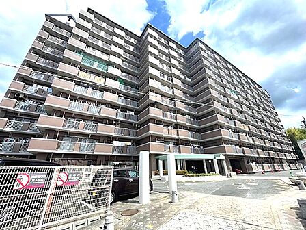 空が広がる開放感ある立地。住まいの顔となるエントランスは、品格を感じさせるデザインです。大規模マンションならではの管理体制も魅力。