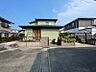 その他：閑静な住宅街に佇む、個性的な外観の一戸建て。陽当たりの良い前面道路は、日々の暮らしを明るく彩ります。