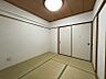 その他：和室は客間としてはもちろん、お子様の遊び場や寝室としても活用いただけます。畳の香りに癒される空間です。
