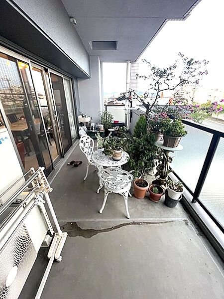 趣味のガーデニングが楽しめる広々としたバルコニーです。お気に入りの植物に囲まれ、リラックスした時間を過ごしませんか。