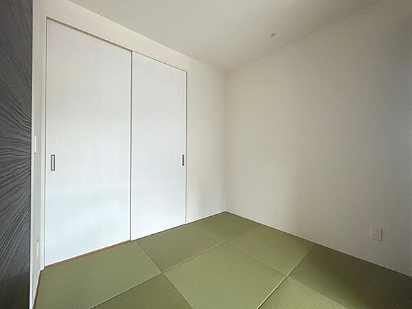 モダンな和室は、落ち着きのある空間を演出します。収納も備わり、多目的にご活用いただけます。