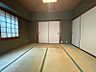 その他：和の趣を感じる落ち着いた和室。来客時のおもてなしや、ゆったりとくつろぐ空間としてもご活用いただけます。収納も完備し、整理整頓もスムーズです。