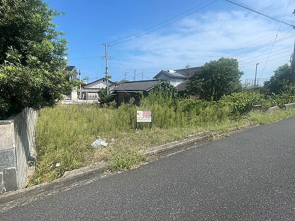 閑静な住宅街に位置する、住まいづくりに適した広々とした土地です。日当たり良好で、明るい新生活を始められます。