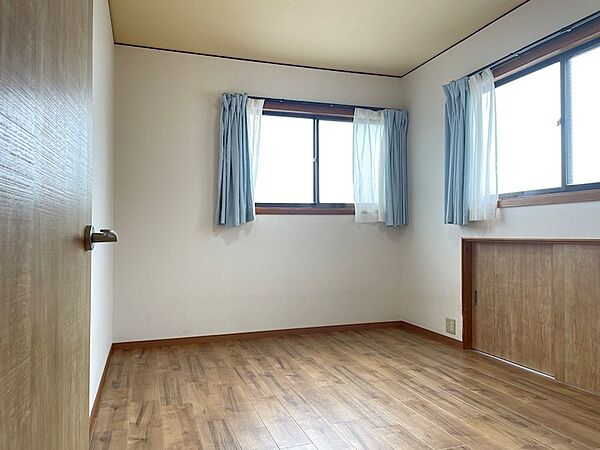 明るい陽射しが差し込む居室は、住む人の想像力を掻き立てます。自分らしい空間を創造してみてはいかがでしょうか。